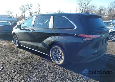 2021 Toyota Sienna Le z USA, uszkodzony, nr VIN 5TDKRKEC7MS009360